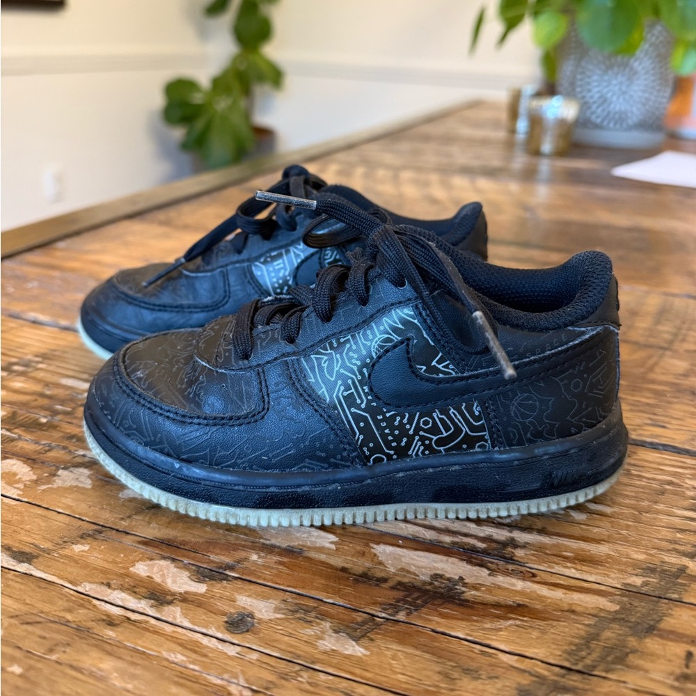 Toddler Airforce 1’s. Black with geo shapes. Size C10